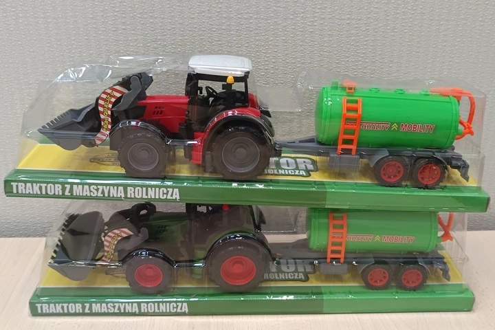 Trattore con macchina agricola
