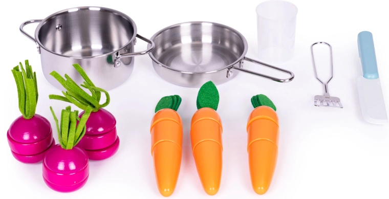 Verdure da tagliare e coltello sicuro