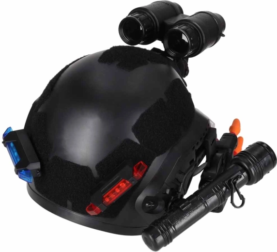 Casco con accessori tattici