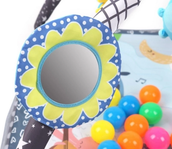 Gioco sensoriale: giochi sospesi, sonaglio e specchietto