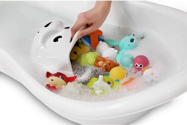 Divertimento e ordine durante il bagnetto