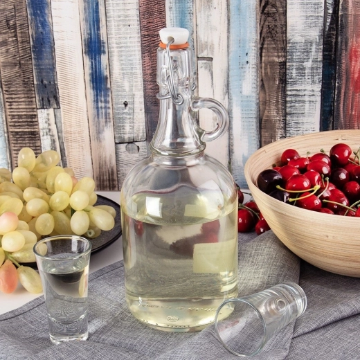 Presentazione elegante di bevande fatte in casa