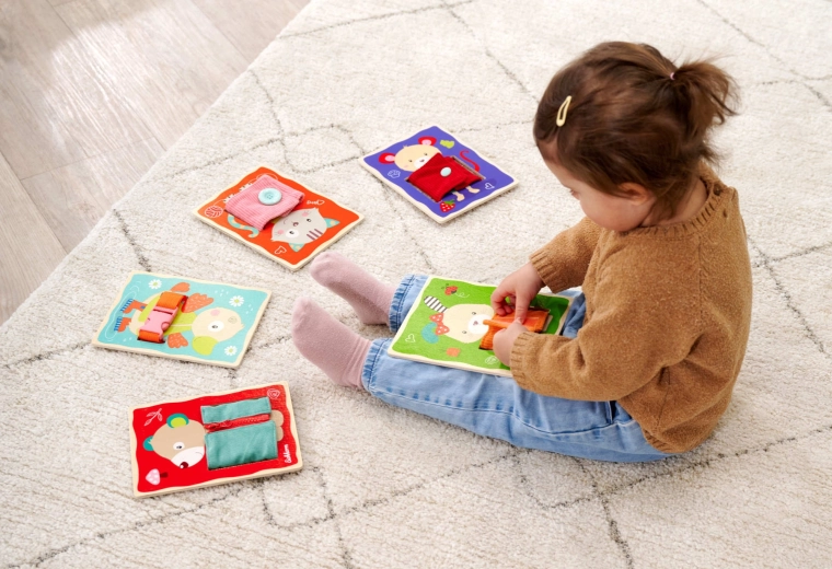 Imparare a vestirsi giocando