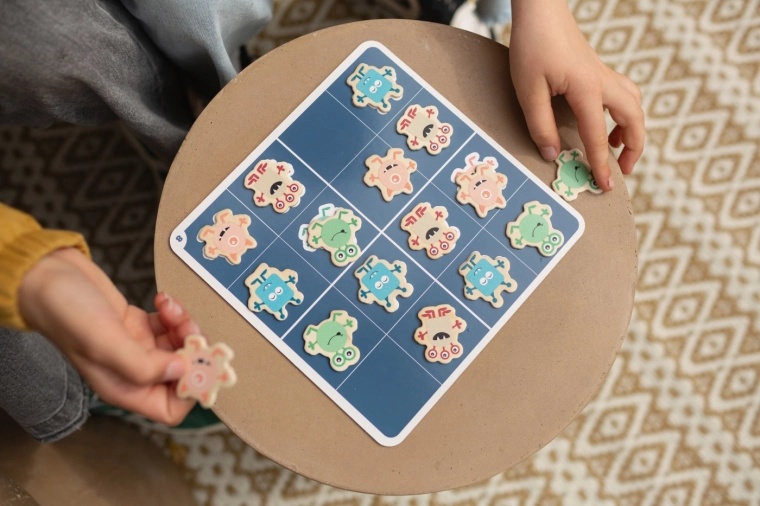 Apprendimento divertente con mostriciattoli colorati