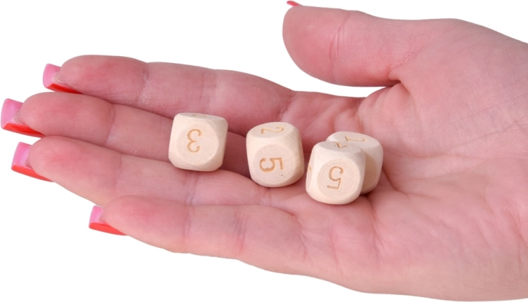 Blocchi numerati e dadi in legno