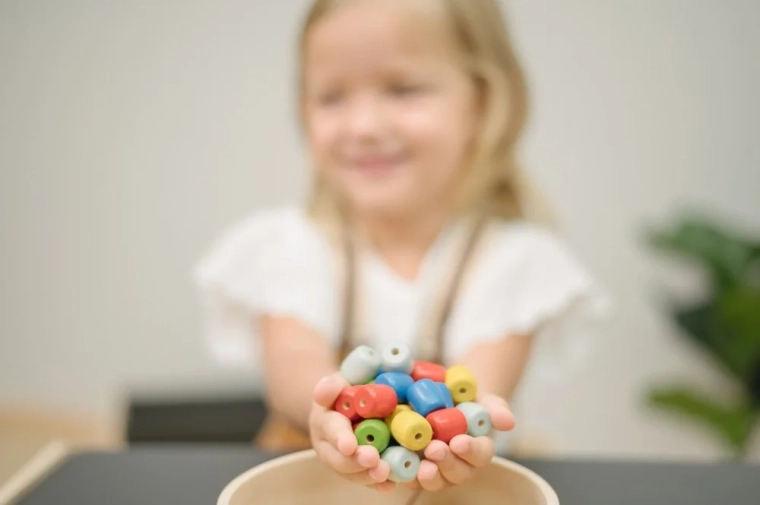 Perline colorate per classificare, ordinare e creare motivi
