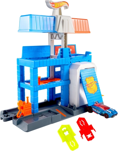 Tre piani pieni di azione e partenze rapide