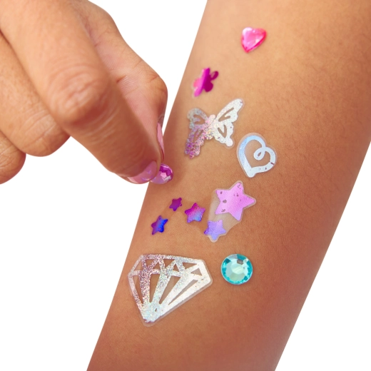 Lucentezza metallizzata e strass decorativi