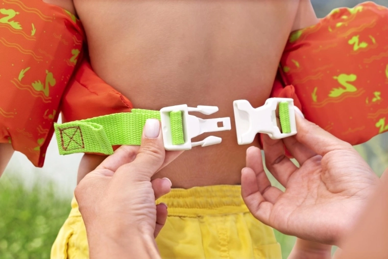 Fissaggio sicuro con fibbia regolabile