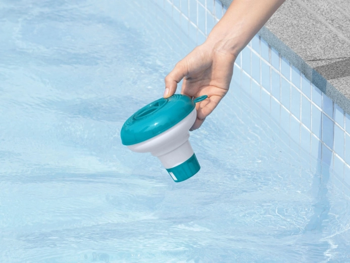 Galleggia sulla superficie della piscina