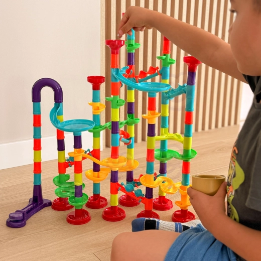 Divertimento con il movimento delle biglie