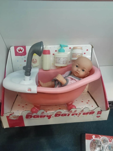 Bambola con vaschetta e accessori da bagno