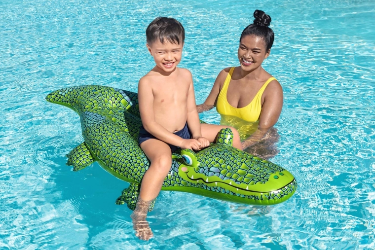 Divertimento in piscina e in vacanza