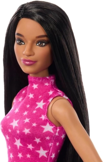 Lunghi capelli neri e look curato