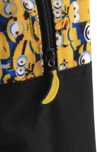 Chiusura a zip e dettagli pratici
