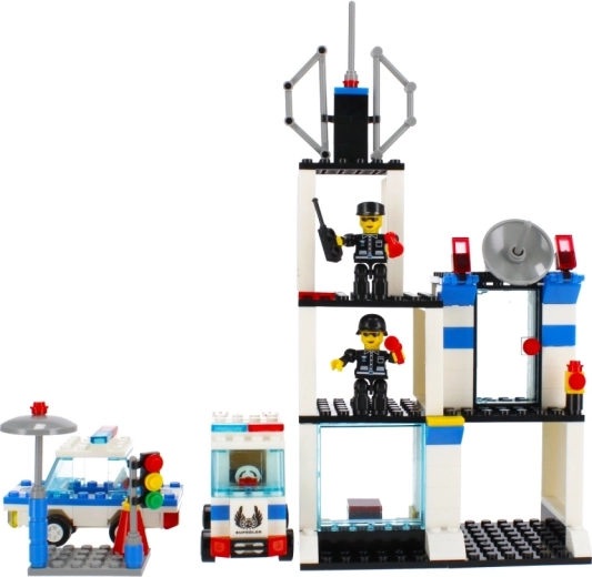 Stazione di polizia multipiano con torre