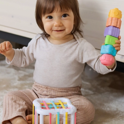 Cubo sensoriale e blocchi variopinti