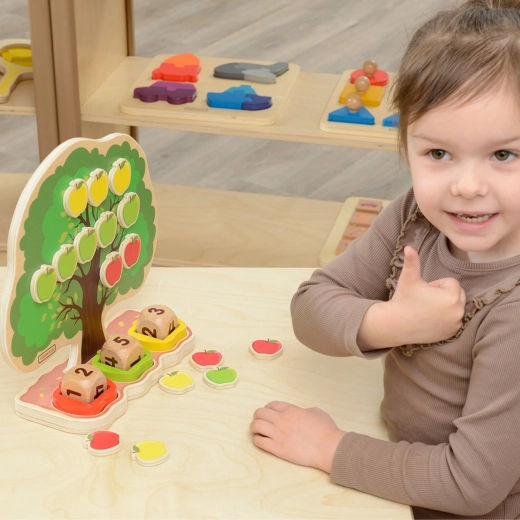 Gioco con i dadi e allenamento della motricità