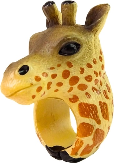 Una giraffa direttamente sul dito