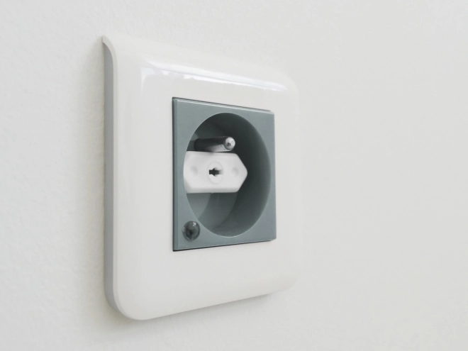 Protezione per presa elettrica bianca
