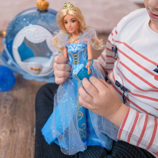 Principessa Lily con vestito azzurro ghiaccio