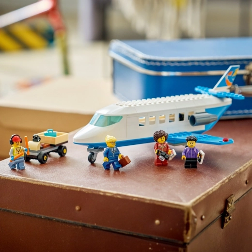 Scenario aeroportuale con bagagli e carrello