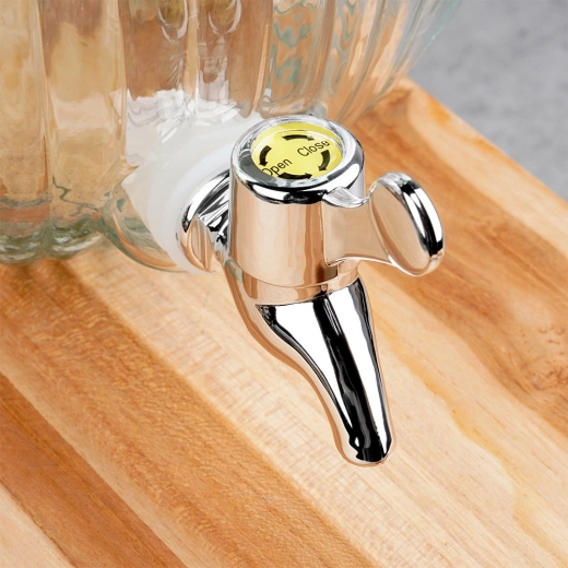 Spillatura comoda grazie al rubinetto in metallo