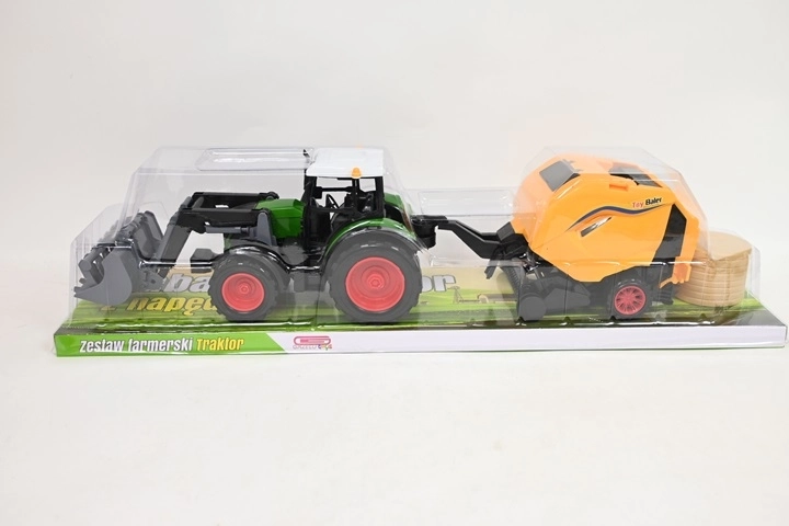 Trattore con macchina agricola