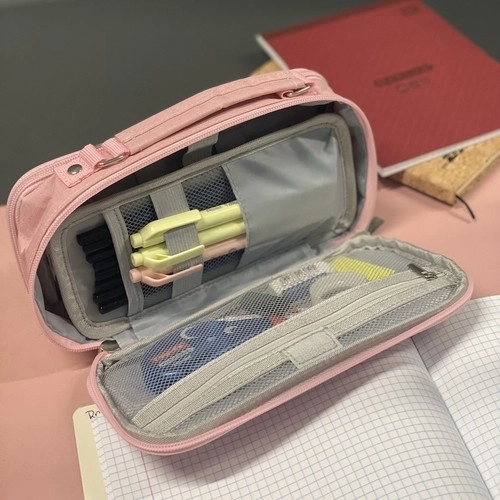 Tasche in rete e passanti per una migliore organizzazione
