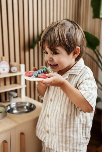 Bellissima realizzazione in legno per la cucina dei bambini