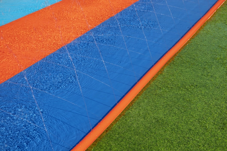 Flusso d’acqua costante per una scivolata veloce