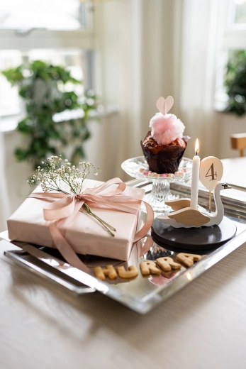Adatto per tavolo e vassoio per la colazione di compleanno