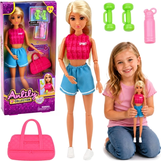 Bambola Anlily in outfit sportivo con accessori (manubri, borsa e borraccia)