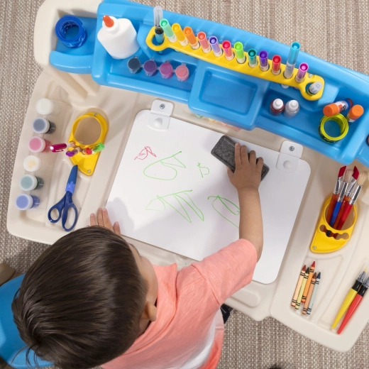 Ampia superficie di lavoro e lavagna cancellabile a secco