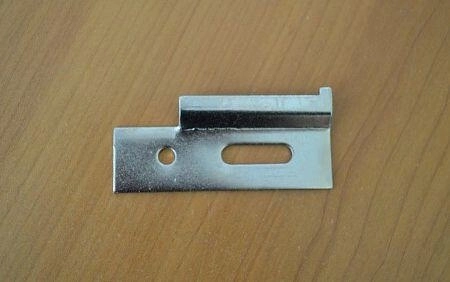 Gancio per barra di regolazione per il fissaggio dei pensili da cucina