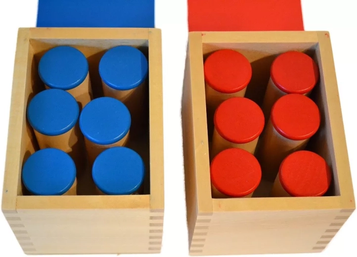 Due set distinti per colore in scatole di legno