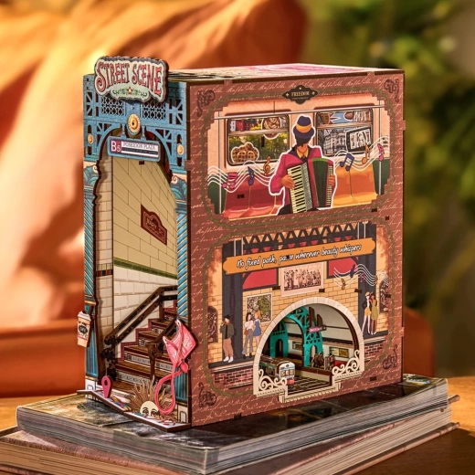 Decorazione originale tra i libri