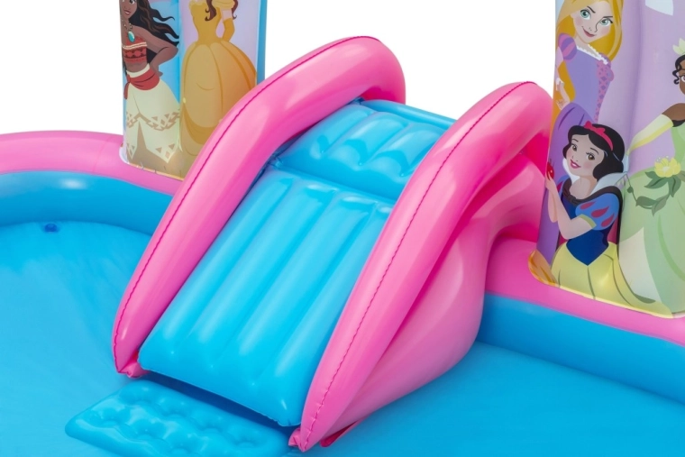 Scivolo nella piscinetta poco profonda per un gioco in acqua sicuro