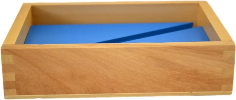 Scatola in legno con bordo superiore aperto