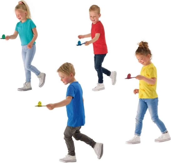 Divertente gara all’aperto per 4 bambini