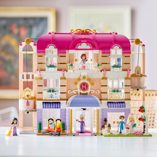 6 mini-doll e 2 gatti per tantissimi scenari