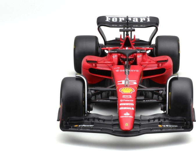 scala 1:24 con ruote sterzanti