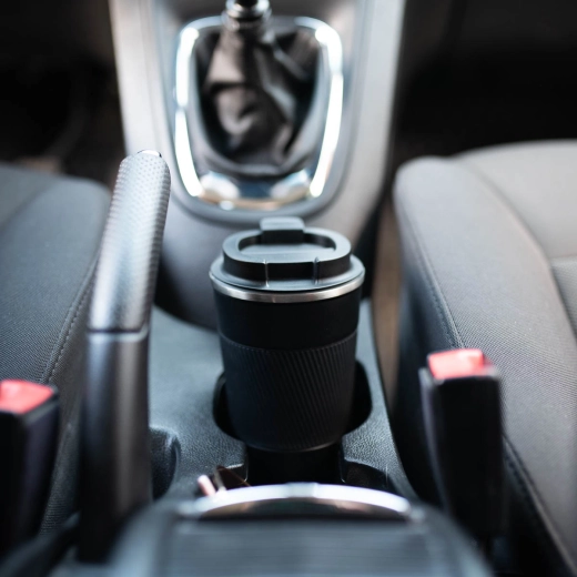 Si adatta al portabicchieri dell’auto e sta perfettamente in mano
