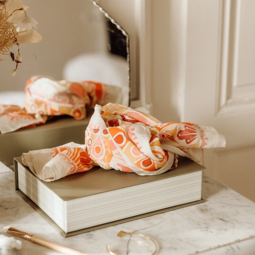 Foulard leggero con motivo elegante