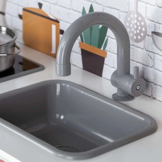 Lavello con rubinetto come in una vera cucina