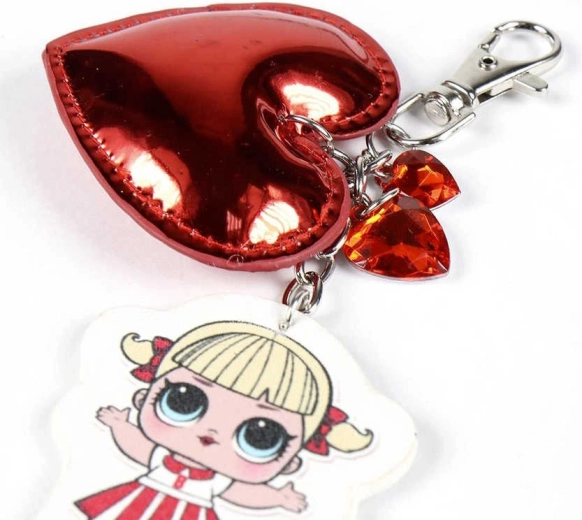 Ciondolo a cuore e dettagli decorativi