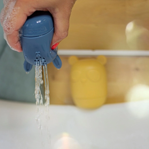 Divertente spruzzo e travaso d’acqua