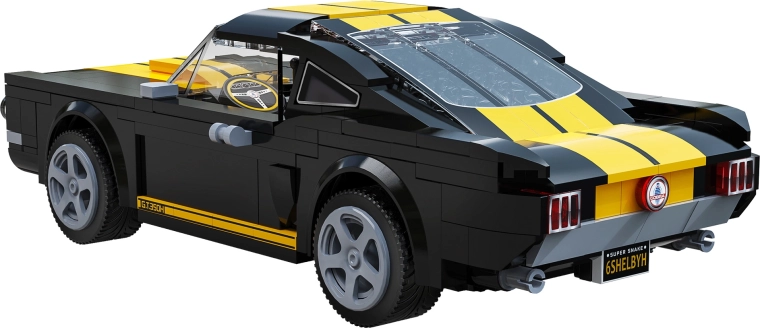 Cofano apribile e dettagli del motore V8