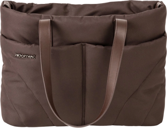 Ricchi accessori inclusa la borsa fasciatoio
