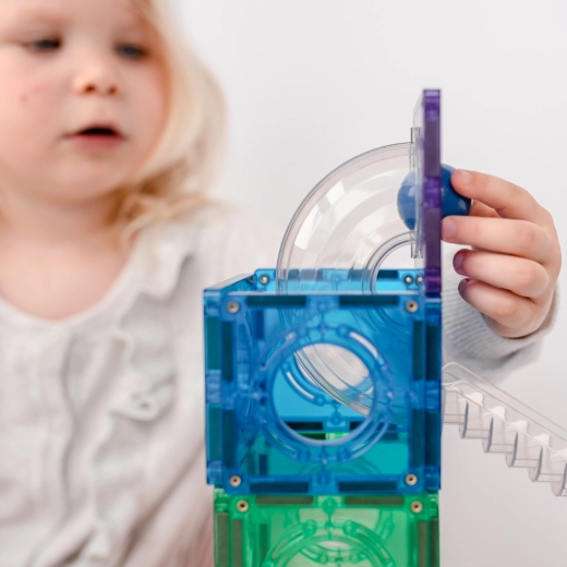 Piste per biglie trasparenti per imparare la fisica giocando